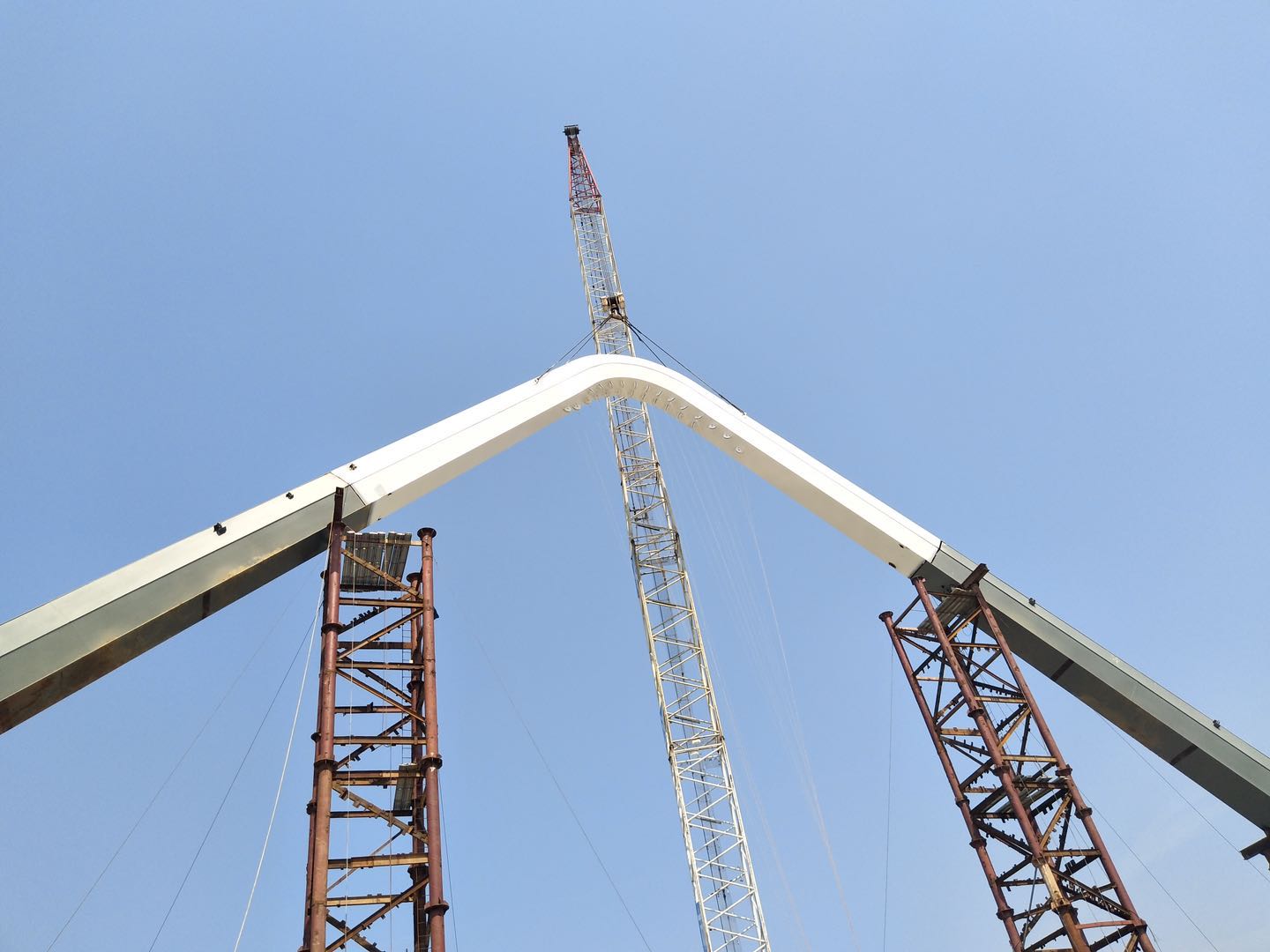 紫荊路跨龍王港河橋順利完成主拱合龍！