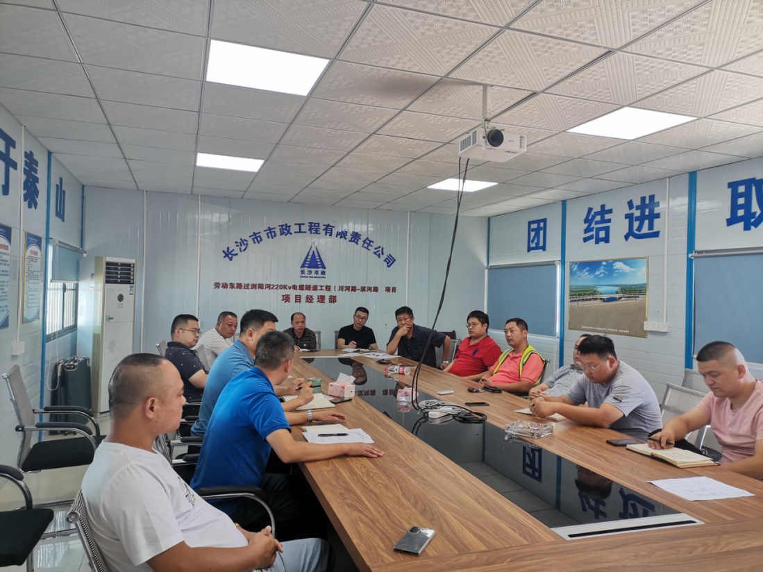 獻(xiàn)禮國慶 | 勞動?xùn)|路過瀏陽河220kV電纜隧道工程頂進(jìn)設(shè)備順利完成吊裝！